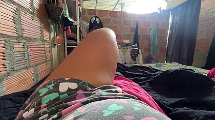 esperando que mi hermanastro llegue y me folle mi cono mojado