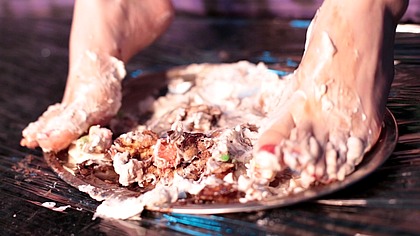 Esmagando um bolo delicioso com meu pes - Messy Foot Worship