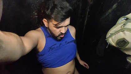 Sexo em uma cabine de video sem camisinha e com tesao.