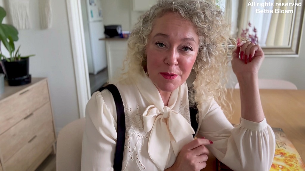 Bettie Bloem: insegnante milf arrapata ti stuzzica e ti seduce (AnalVids.com) horny milf teacher teases seduces you (Bettie Bloem)