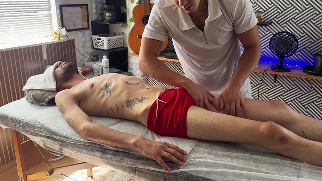 magrelo tatuado chupando o massagista ate ele gozar (Leo Wylder, Deividfortunato) magrelo tatuado chupando o massagista ate ele gozar (Leo Wylder, Deividfortunato)