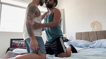 SENDO ARROMBADO PELO BOY PARRUDO E PENTELHUDO