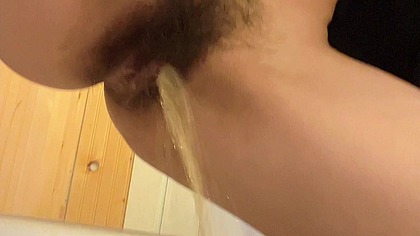 hana teen japanese go to bathroom then flash out water