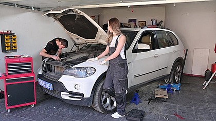Femmes Fix It Chapter 1: Alice Ross Hooks Up With Luna Roulette After Garage Sex