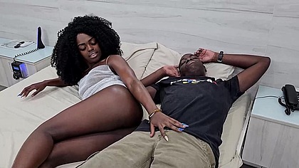 Novinha deu cu e buceta na pele pro titio que foi resgatar ela na festa de swing