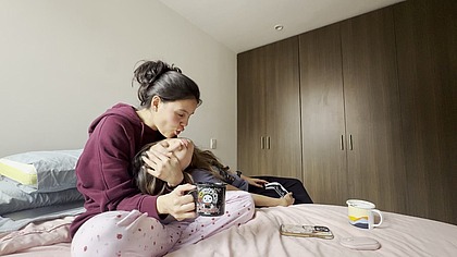 ientras mi vecina juega videojuegos