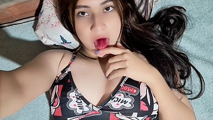 Frotando el clitoris y el cono de la hermanastra hasta el orgasmo