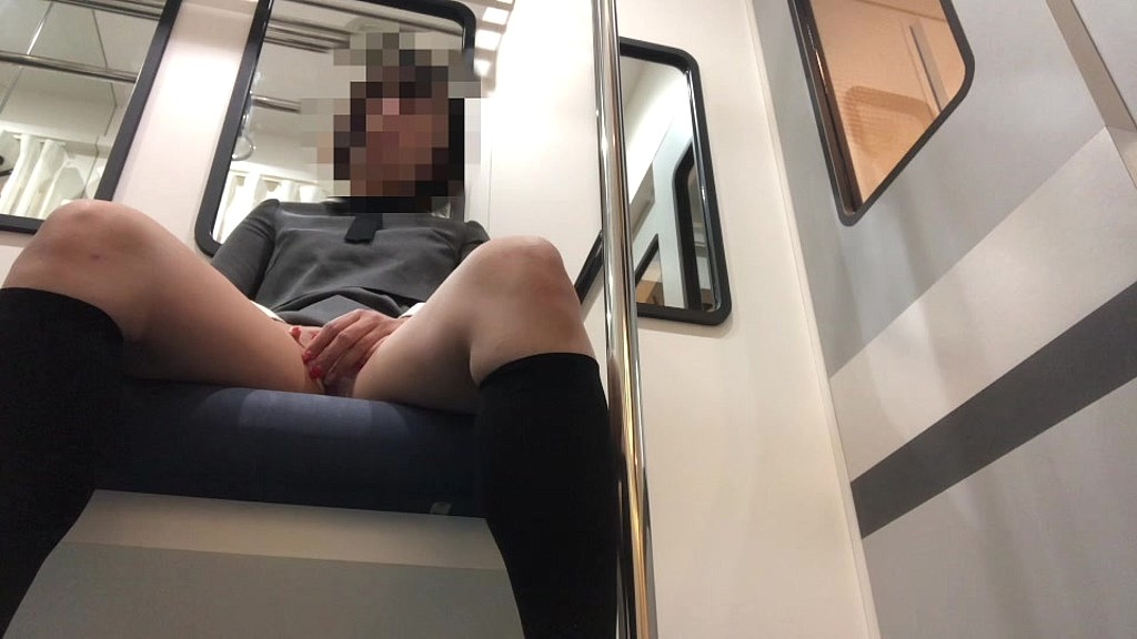 電車の中で痴◯されたい女子◯生。思春期で男性のちんちんを見てみたい年頃。 (Momoka, Nono) 電車の中で痴◯されたい女子◯生。思春期で男性のちんちんを見てみたい年頃。 (Momoka, Nono)