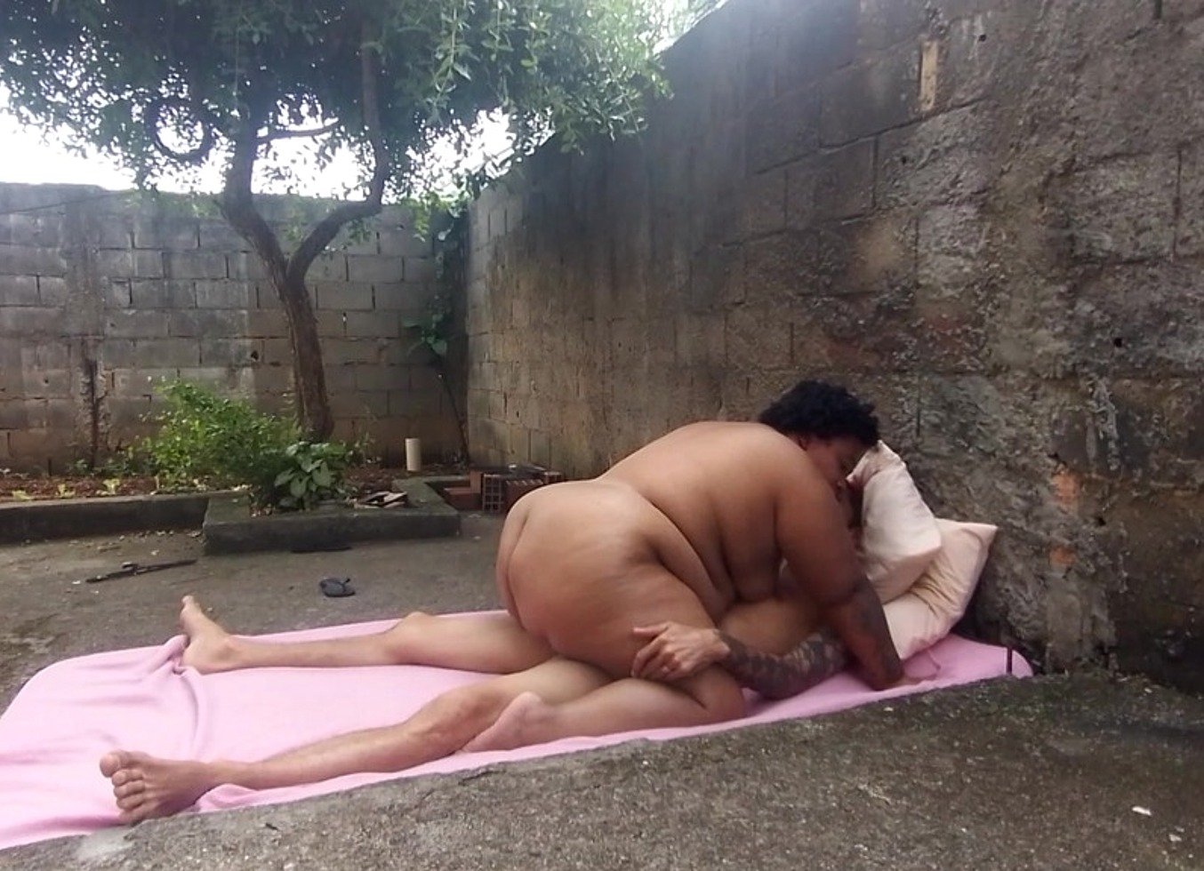 Comendo A Gordinha Casada No Fundo Do Quintal