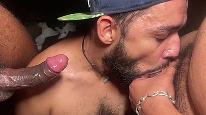 Glory Hole com desconhecidos socadores.