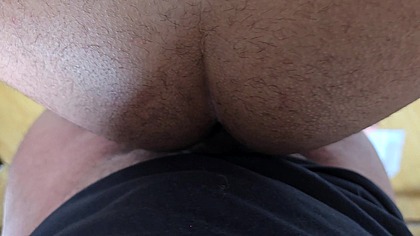 FODI O MEU AMIGO E O MARIDO DELE ESTAVA NA SALA VENDO TV