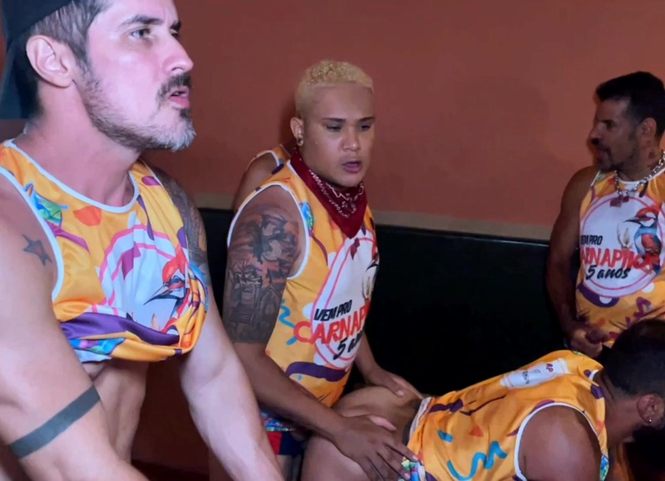 Tesao No Bloco E Todos Esses Machos Foram Trepar Na Casa De Suruba No Carnaval - 01
