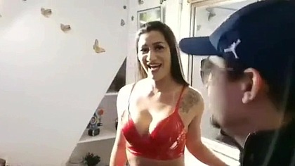 Ma voisine TRANS affamee ! Elle m’a demande si je partageais mon mec et evidemment jai pas pu refuser la pute !
