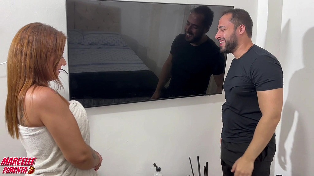 vizinha tarada pede ajuda com a tv para poder dar a bucetinha (Череп Лео, Марсель Пімента) vizinha tarada pede ajuda com a tv para poder dar a bucetinha (Leo skull, Marcelle Pimenta)