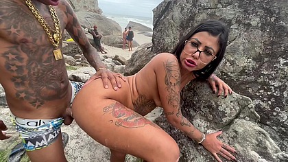 Video amador gostosa dando para dois novinho na praia de nudismo