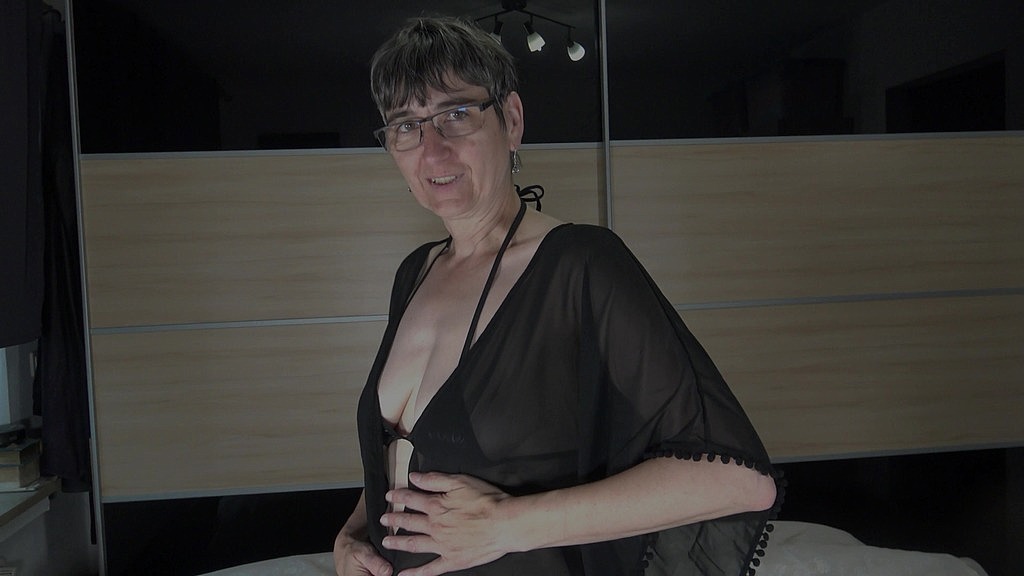 їздити на довгому фалоімітаторі (GermanHotMilf) ride the long dildo (GermanHotMilf)
