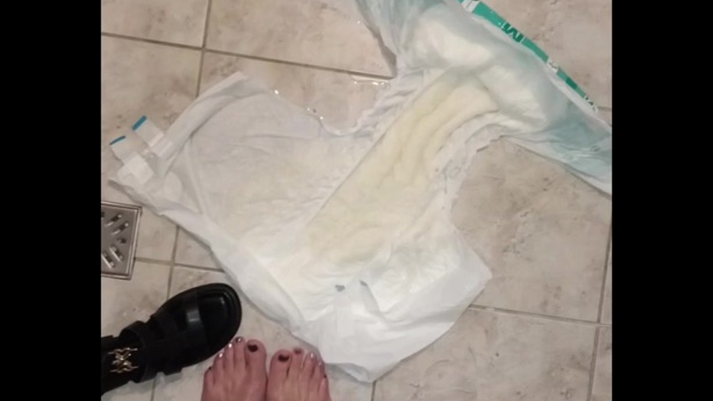 peeing in diapers and leather pants gets me off (Penelopa3) peeing in diapers and leather pants gets me off (Penelopa3)