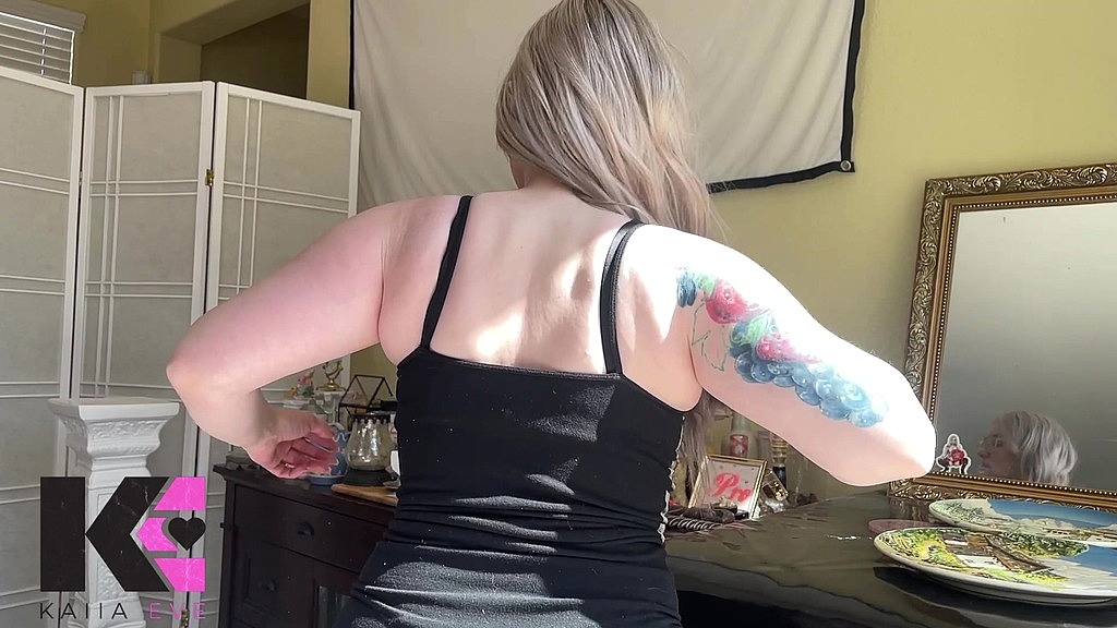 watch me flex these arms & ass in slow-motion (Kaiia Eve) watch me flex these arms & ass in slow-motion (Kaiia Eve)