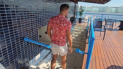 Conheceu um hospede do hotel na piscina e levou para da uma gostoso no quarto.