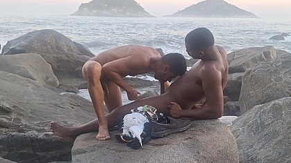 Putos transando na praia no Rio de janeiro aos olhos de curiosos .