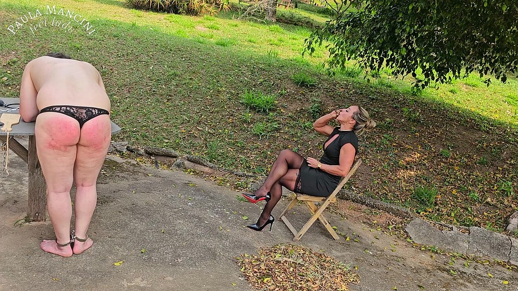 la mia femminuccia in schiavitù mentre mi godo il mio sigaro - scarpe pendenti (Charlie Piink, Paula Mancini) my sissy in bondage while i enjoy my cigar - dangling shoes (Charlie Piink, Paula Mancini)