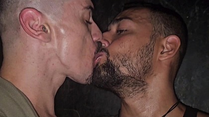 Surra de pica pesada nesse macho gostoso do cuzinho magro.