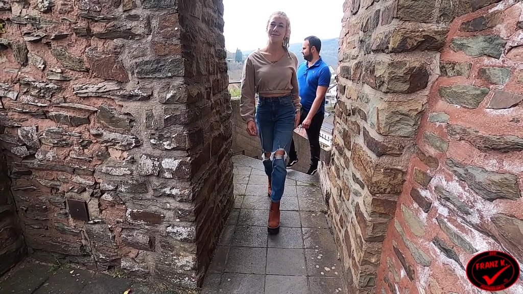 public! riskanter blowjob beim ausflug zur burg!