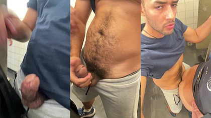 GAY DOTADO FODEU A BUNDA DE TRES MACHOS ESTRANHOS NO MICTORIO DO BANHEIRO DO SHOPPING CENTER DO CENTRO DA CIDADE, GOZARAM E FORAM EMBORA.