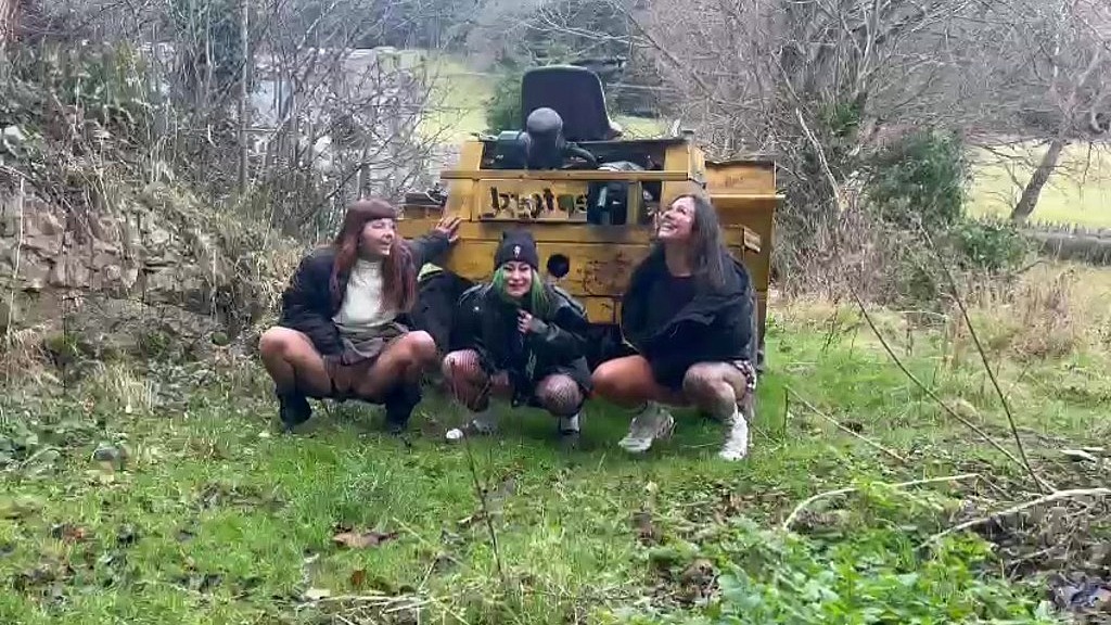 троє найкращих мочитися за самоскидом!! (YOURFAVCUMSSLUT, Hayleyquinn, Onlyjasmine) three besties peeing behind the dump truck!! (YOURFAVCUMSLUT, Hayleyquinn, Onlyjasmine)
