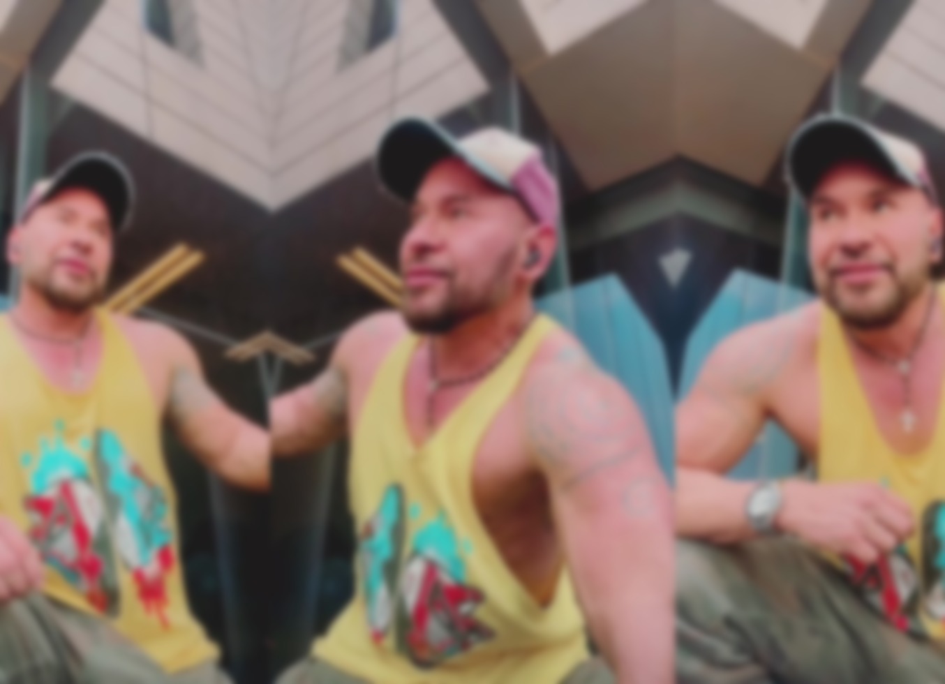 Macho De Mexio Muestra Su Lado Sexy