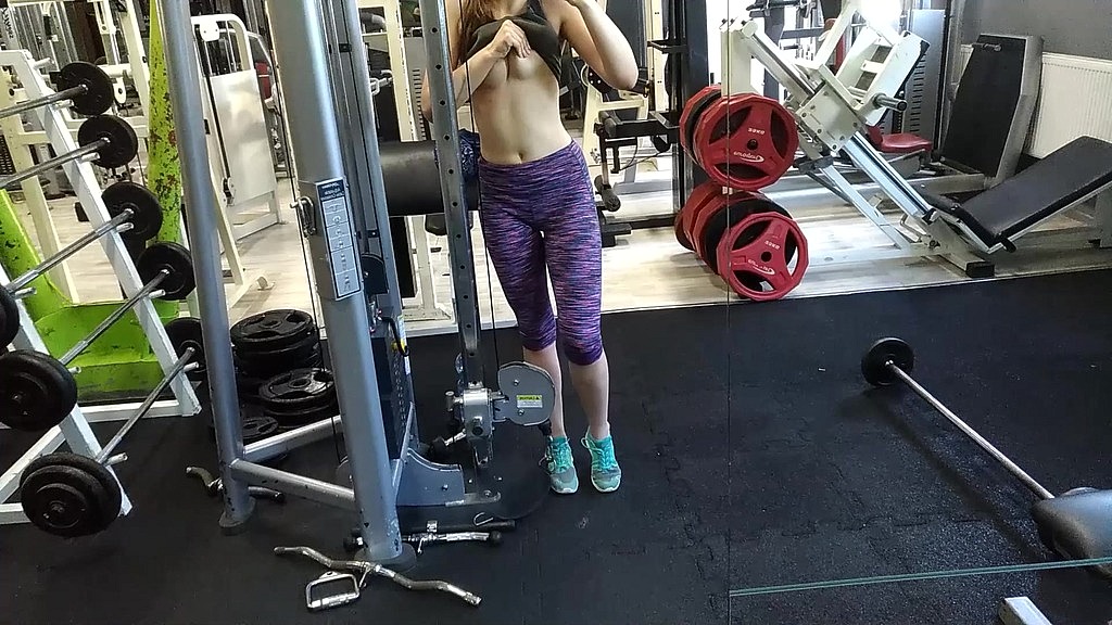 майже спійманий у спортзалі під час бризкання (Емілі Бі) almost caught in gym during squirting (Emily Bee)