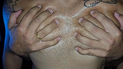 Gay passivo dando o rabo sem capa para dois ativos e com gala no final.