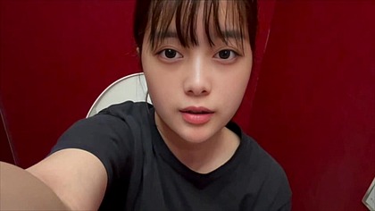 カラオケの男子ト◯レの中で、男の人のちんちんの臭いとおし◯この臭いを嗅ぎながらオナニーする地味な女子大生。