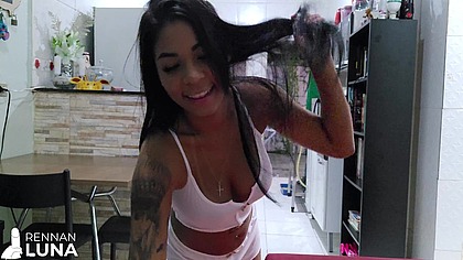 Esposa Fazendo o Jantar na Cozinha Enquanto o Marido Esta Jantando o Cuzinho da Amiga Gostosa Dela na Sala! ANAL