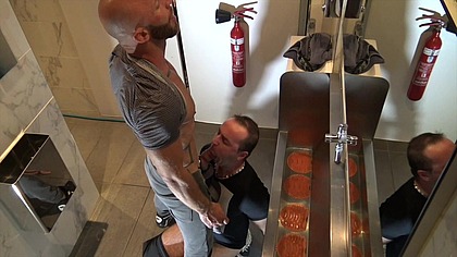 3 AYMERIC creapied b yolde rin public toilets