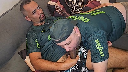 Nao deixei por menos. Pedi para chupa-lo e, para minha surpresa, o seu era ainda maior: 21cm e mais grosso. Nossa, fui a loucura e chupei tanto quanto ele me chupou. Foi maravilhoso!