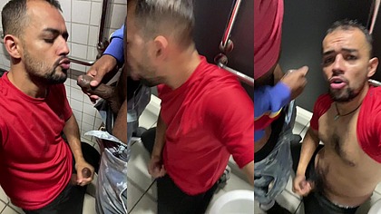 Novinho sendo mamado pelo safado de joelhos no banheiro.