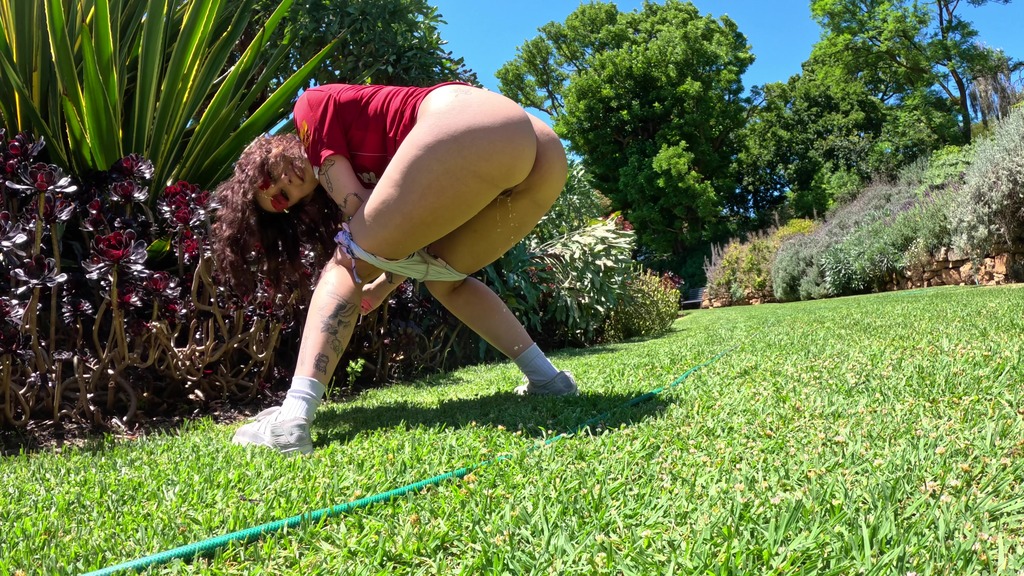 kiki isobel pisses in a park bush for me