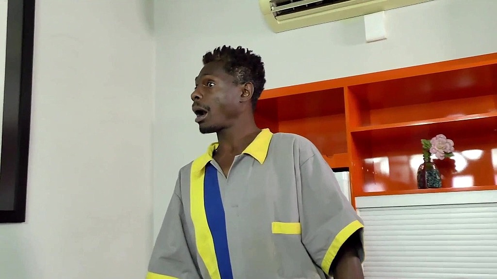 o instalador chegou atrasado e eu tinha deitado, quando me viu na cama ficou louco pra me comer (Hygor Negrao, Isa Laurens) o instalador chegou atrasado e eu tinha deitado, quando me viu na cama ficou louco pra me comer (Hygor Negrao, Isa Laurens)