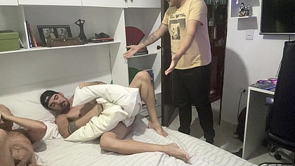 O CORNO CHEGOU MAIS CEDO DO TRAMPO E PEGOU O MARIDAO COM OUTRO NA CAMA