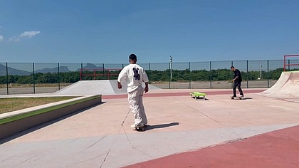 AJUDEI O SKATISTA QUE SE MACHUCOU NA PISTA. LEVEI PRA CASA E ELE ME DEU O CUZINHO PRA AGRADECER