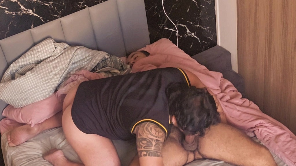 mcho entrou no quarto de pensao, viu seu colega de quarto de pau duro e caiu de boca no imenso mastro. (Socyal Sem Camisa, Maldonatto) mcho entrou no quarto de pensao, viu seu colega de quarto de pau duro e caiu de boca no imenso mastro. (Socyal Sem Camisa, Maldonatto)