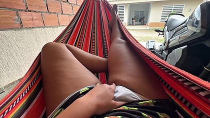 UNA MANANA ME LEVANTE CACHONDA A MASTURBARME ENFRENTE DE MIS VECINOS