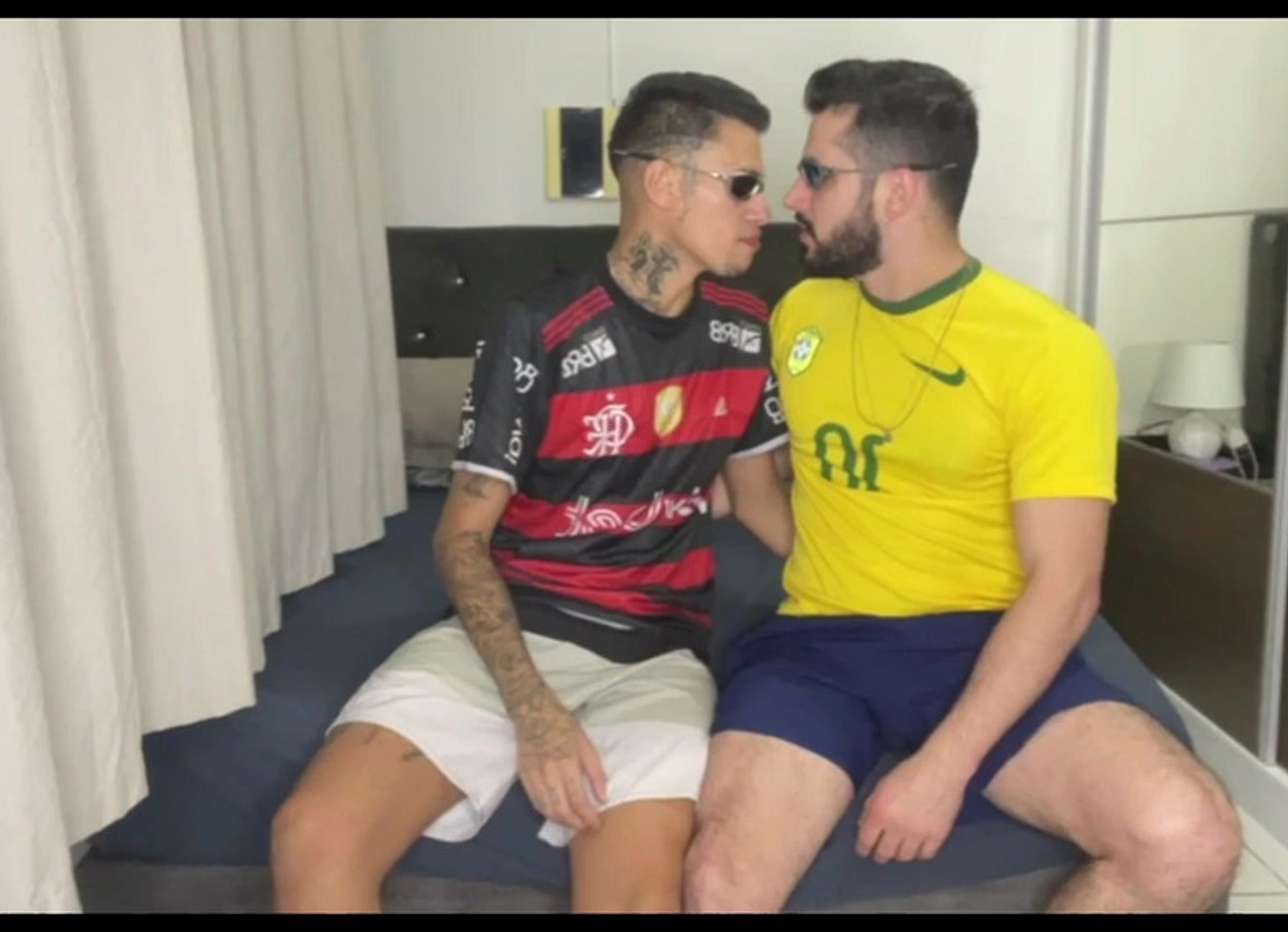 Maloca Sentando Na Pica Duro Do Amigo Que Foi Assistir O Jogo. - Parte I