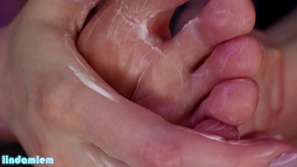 moisturizing my pink toes and soles (Lindamlem) moisturizing my pink toes and soles (Lindamlem)