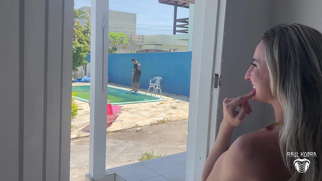 marido sai de casa e esposa loira infiel deu a buceta para o piscineiro (Pattywife, Raul Kobra) marido sai de casa e esposa loira infiel deu a buceta para o piscineiro (Pattywife, Raul Kobra)