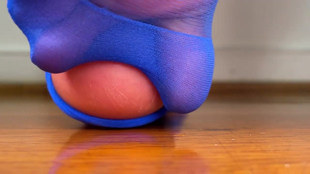 Рожева Фокс: сині нейлонові панчохи, ступні велетні (AnalVids.com) blue nylons giantess feet (Pink Foxx)
