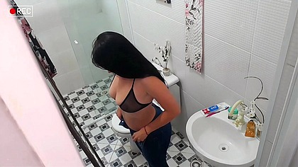 Morena gostosa trocando de roupa no vestiario