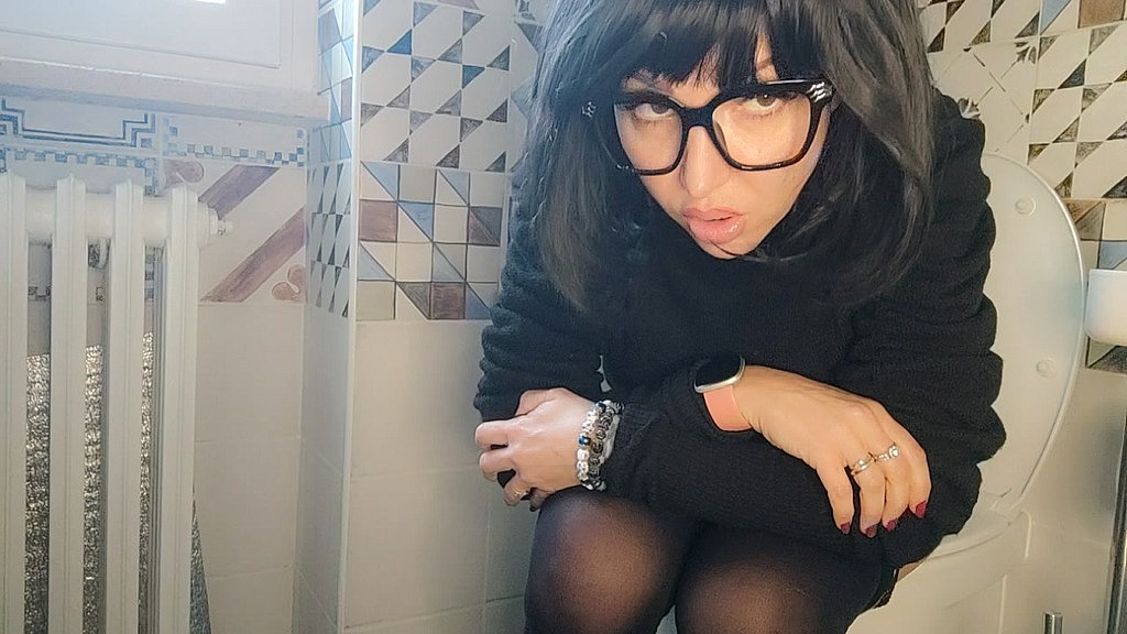 bathroom with chantal channel and her black pantyhose (Blackwidow, Chantal channel) bathroom with chantal channel and her black pantyhose (Blackwidow, Chantal channel)