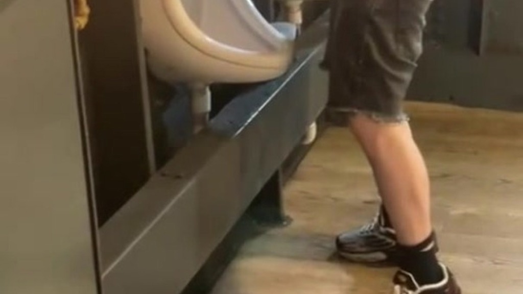 amateur guy caught in public urinal (he can t pee so he prefers to jerk off) (Biflatmate) amateur guy caught in public urinal (he can t pee so he prefers to jerk off) (Biflatmate)